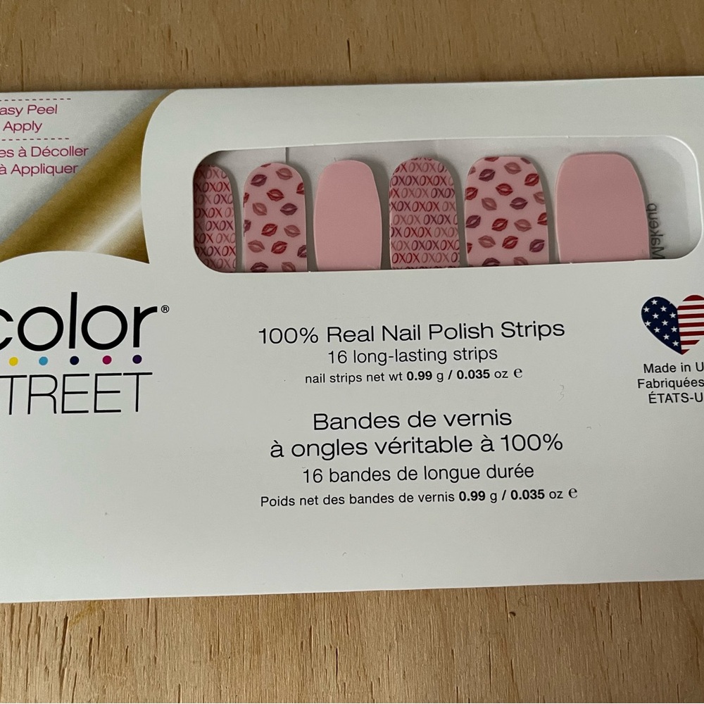 Color Street Nail Strips in “Kiss and Makeup”